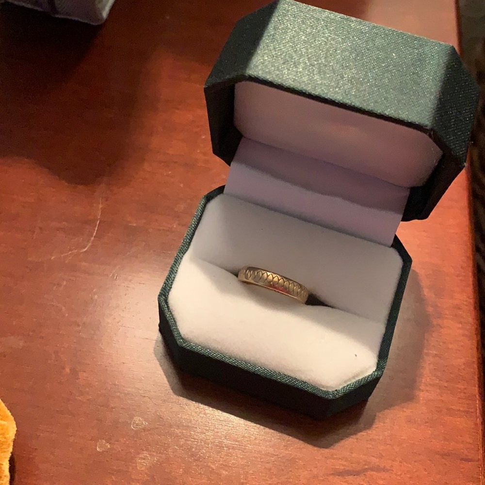 14K Gold ring (no writing, solid color)